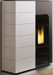 Palazzetti Ginger 9 Stufa A Pellet ecofire ad aria Bianca in ghisa accesa in soggiorno, fiamma visibile attraverso il vetro