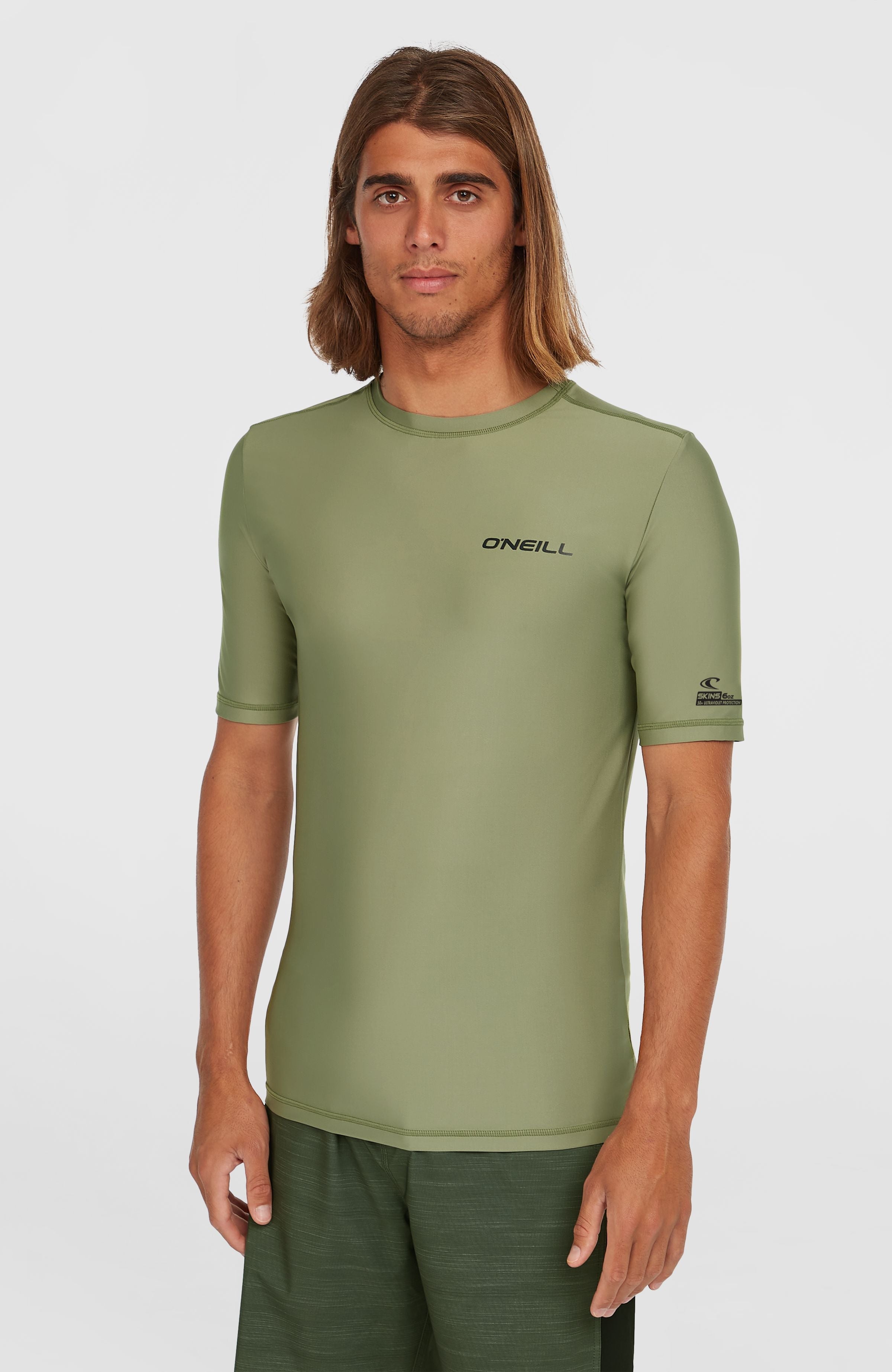 O'Neill Essentials Shortsleeve-Schwimmshirt für Herren, grün, Vorderansicht am Model mit kleinem Logo-Print