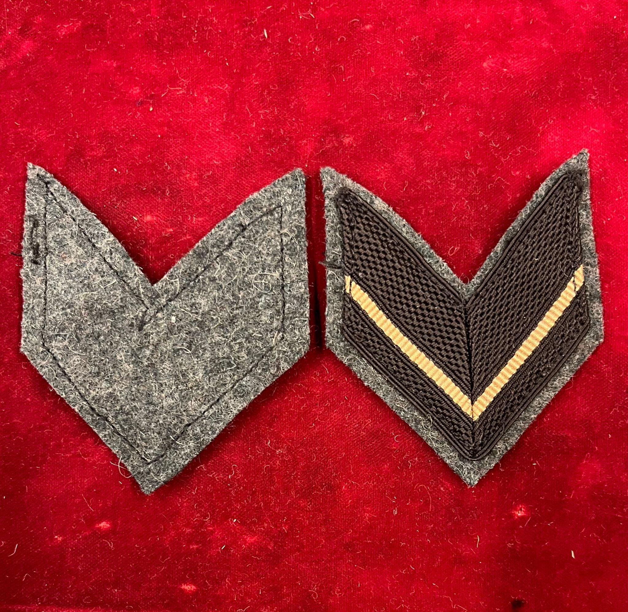 Regio Esercito - Coppia di gradi mimetici da manica "caporale" su panno grigio/verde