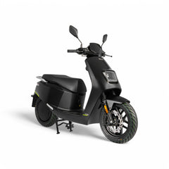 IVA NCE Matzwart elektrische scooter met 45 km/h, zwart, voor stadsvervoer, zichtbaar met handrem en wielen.