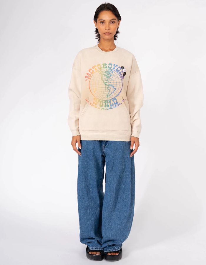 Sweatshirt Piper Vintage Natural Lancaster beige avec motif globe multicolore et texte "Motorcycle World".