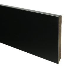 Donkere matte plint met strakke, vlakke oppervlakte zonder structuur of patroon.