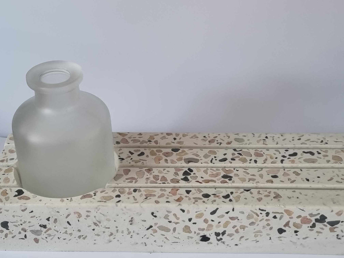 Terrazzo kaarthouder met structuur en wit vaasje