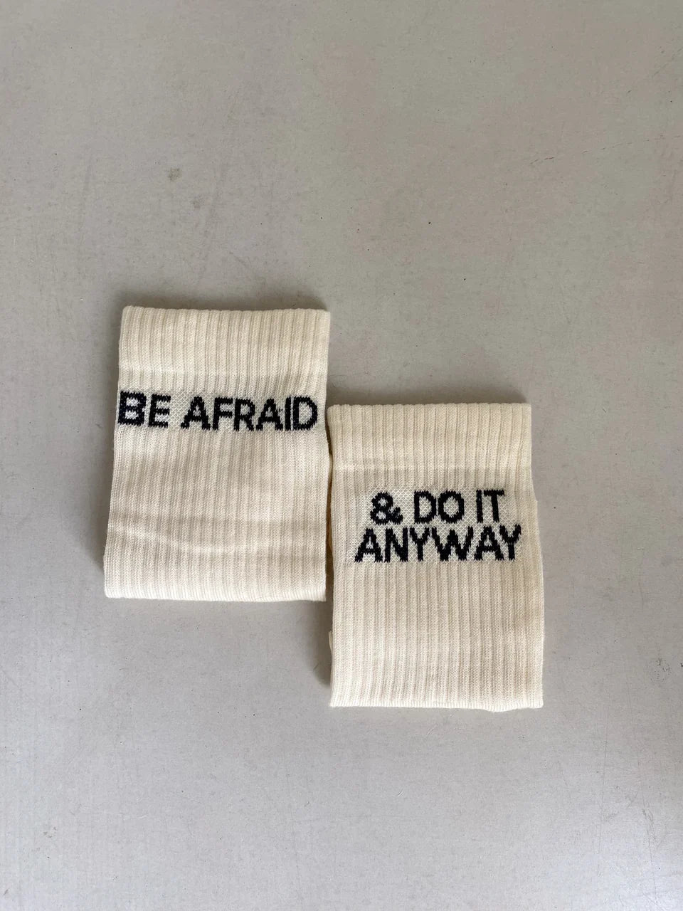 JUTELAUNE BE AFRAID & DO IT ANYWAY Socken, offwhite