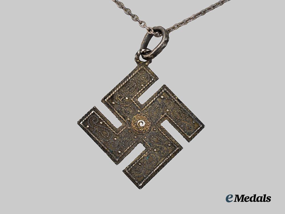germany,_third_reich._a_germanic_folk_art_swastika_pendant_in_silver,_by_theodor_fahrner___m_n_c4227
