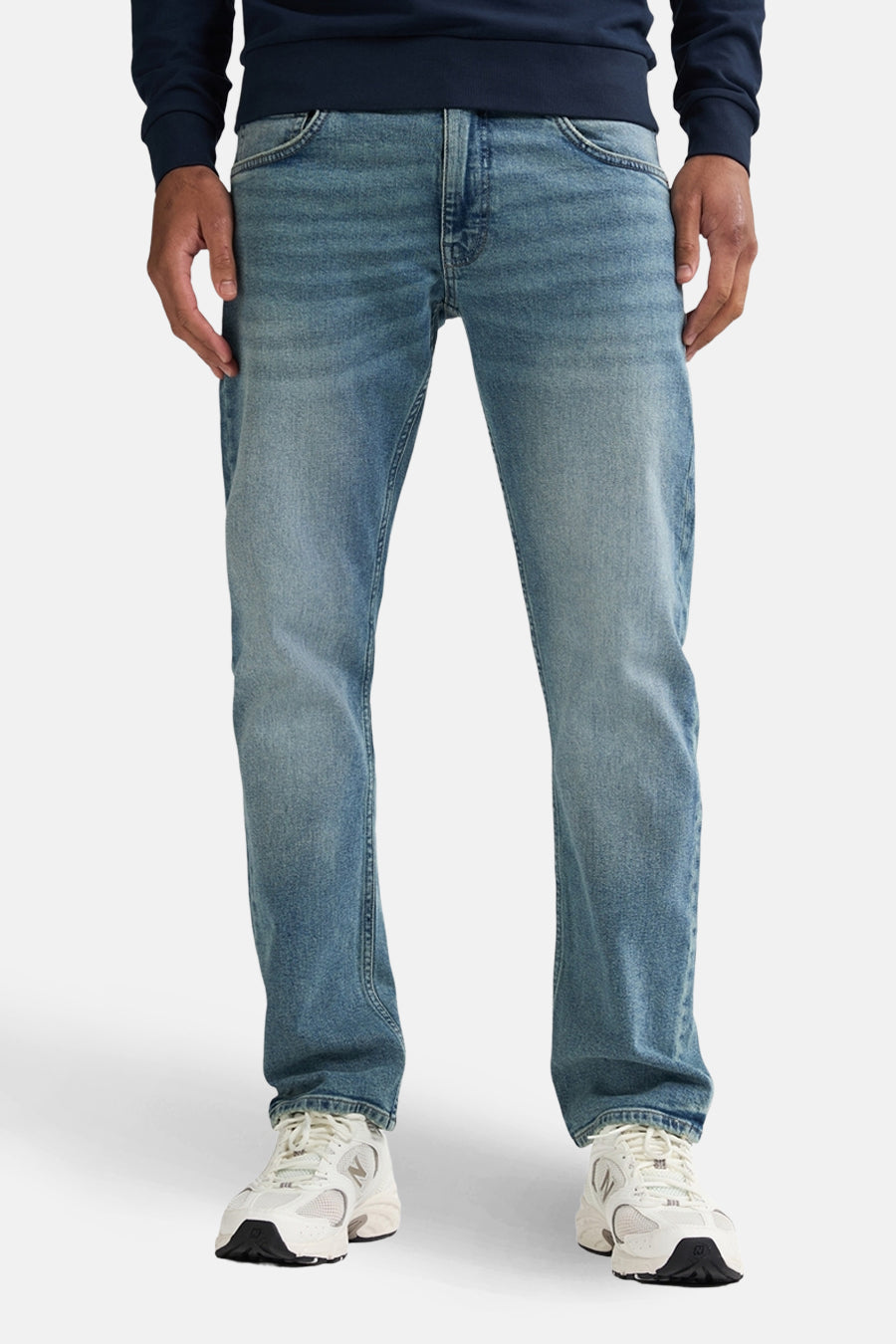 Jean droit bleu clair en denim de Petrol Industries®, porté avec des baskets blanches.