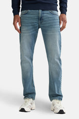 Jean droit bleu clair en denim de Petrol Industries®, porté avec des baskets blanches.