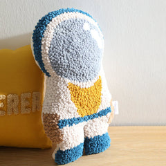 Astronauten Kissen aus Punch-Nadel-Stickerei und Leinenstoff, perfekt für Kinderzimmer mit Weltraum-Themenwelt und gelbem Akzent.