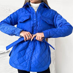 Frau in blauer Steppjacke mit Gürtel, Wintermode, Damenbekleidung, Outdoorjacke.