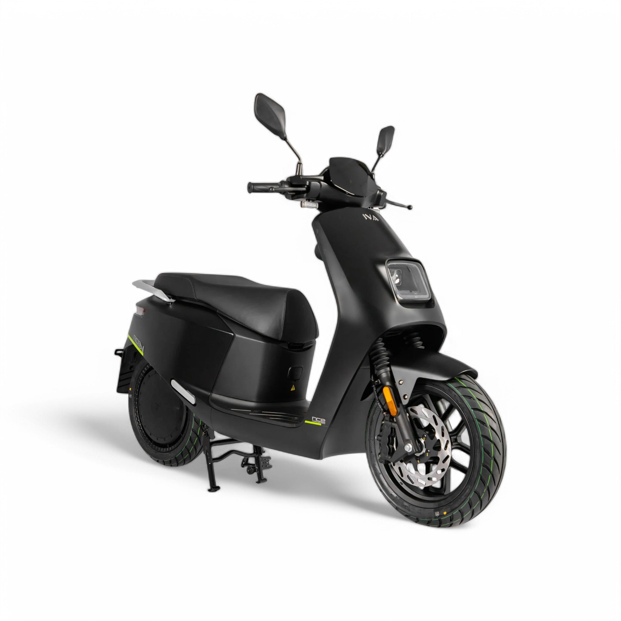 IVA NCE Matzwart elektrische scooter met 45 km/h, zwart, voor stadsvervoer, zichtbaar met handrem en wielen.