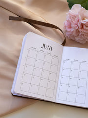 Miniplanlegger kalender almanakk med åpen månedsoversikt