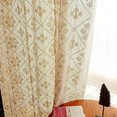 Rideau décoratif avec motifs floraux élégants, idéal pour ajouter une touche de charme vintage à votre intérieur. Ce rideau ajouré laisse passer la lumière tout en préservant votre intimité. Parfait pour le salon ou la chambre, il s'harmonise avec divers styles de décoration. Découvrez comment ce rideau peut transformer votre espace avec ses détails délicats et son style intemporel.